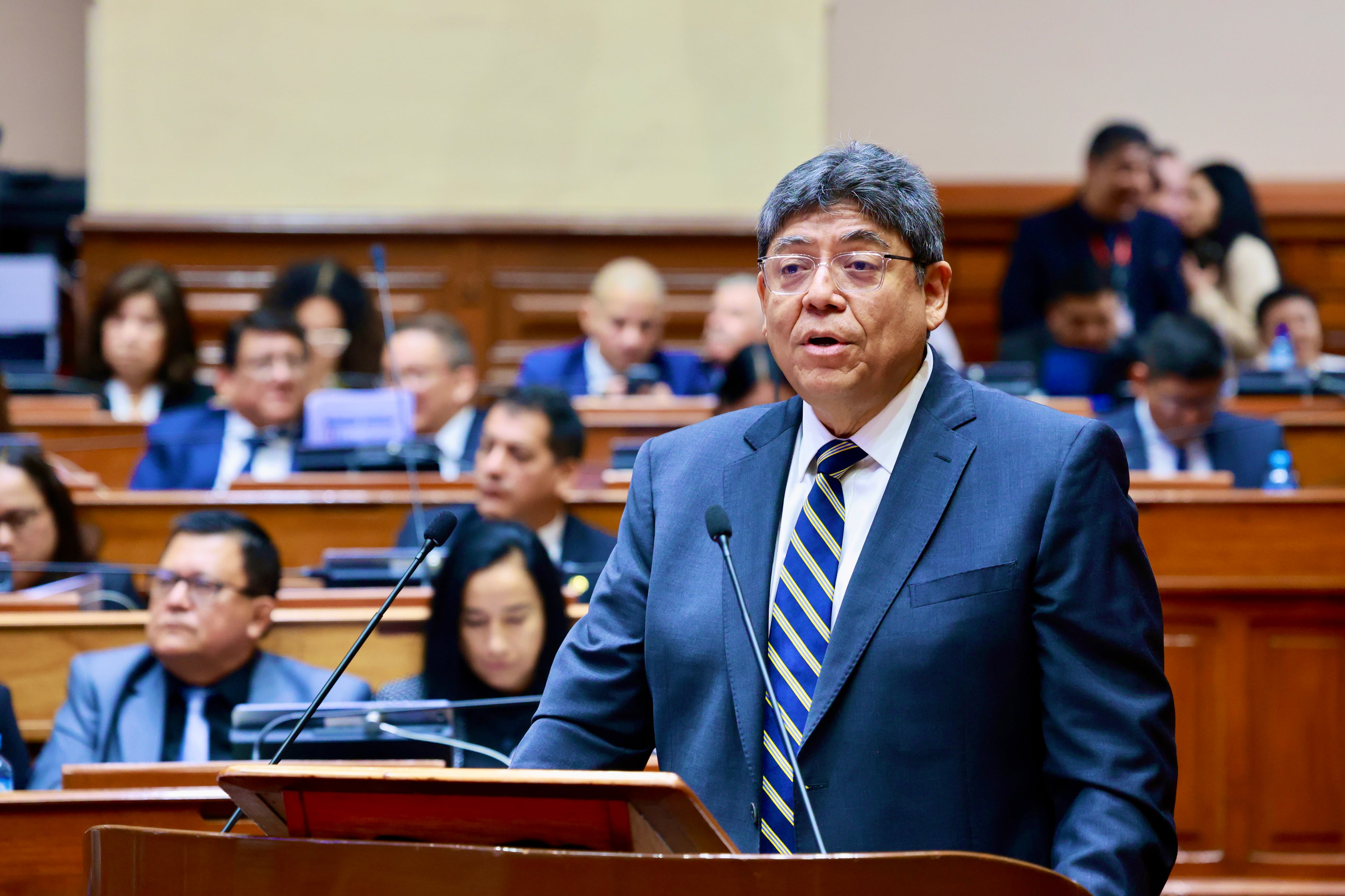 Ministro de Economía, Elmer Cuba, sustentando en el Congreso el proyecto de ley del Presupuesto Público 2027.