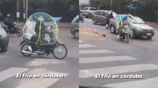 Motociclista improvisa excéntrico protector contra el frío y comentarios hilarantes lo hacen viral