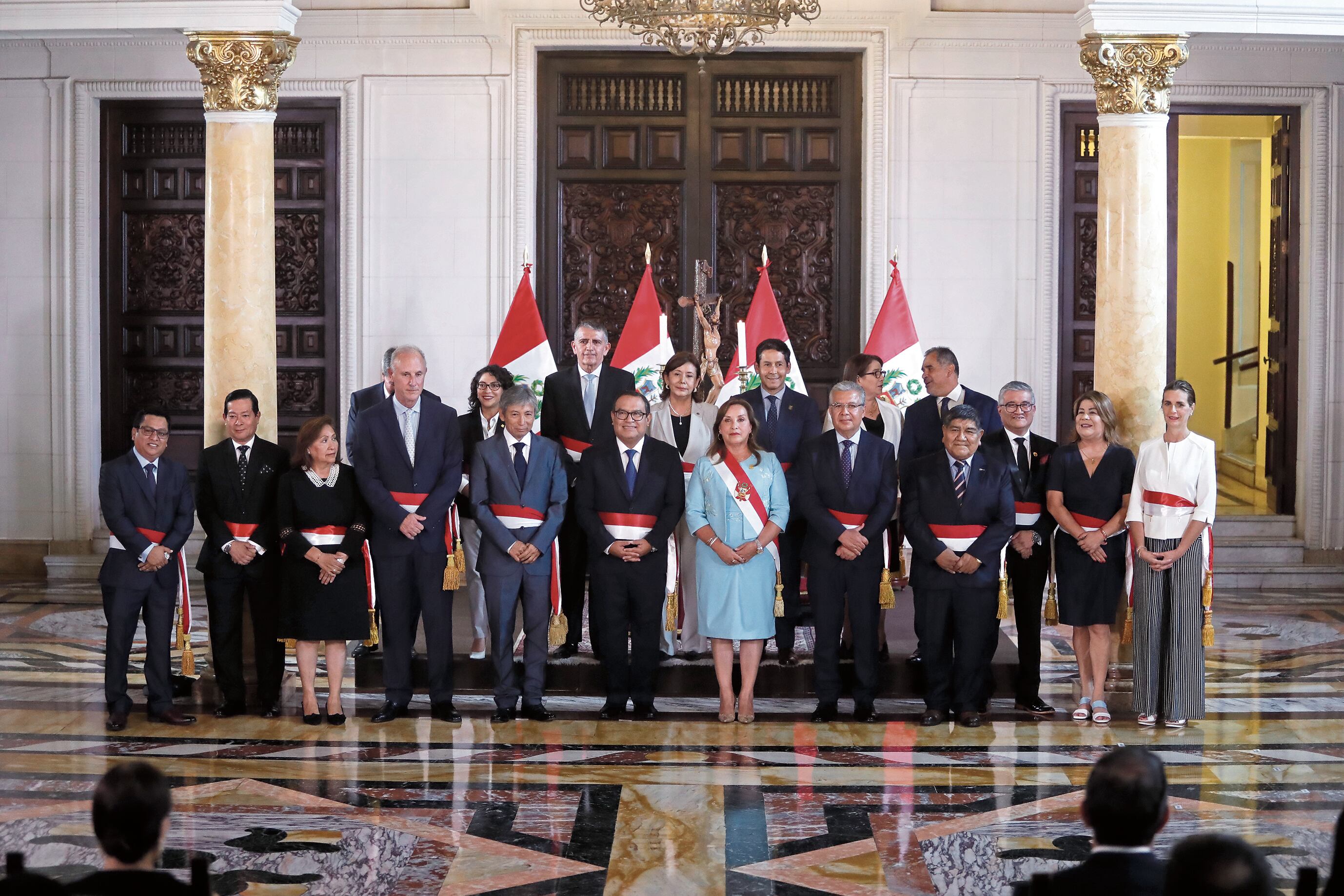 Gabinete Otárola se renueva con remociones en carteras clave - Economía y Finanzas y Energía y Minas-; cambios incluyen - Defensa y Ambiente. Alex Contreras, ex titular del MEF se despidió en redes minutos antes de ser separado del Gabinete.