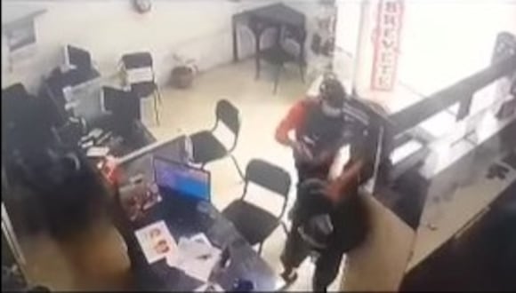 Cámaras captan el preciso momento del robo a un agente bancario en Huánuco