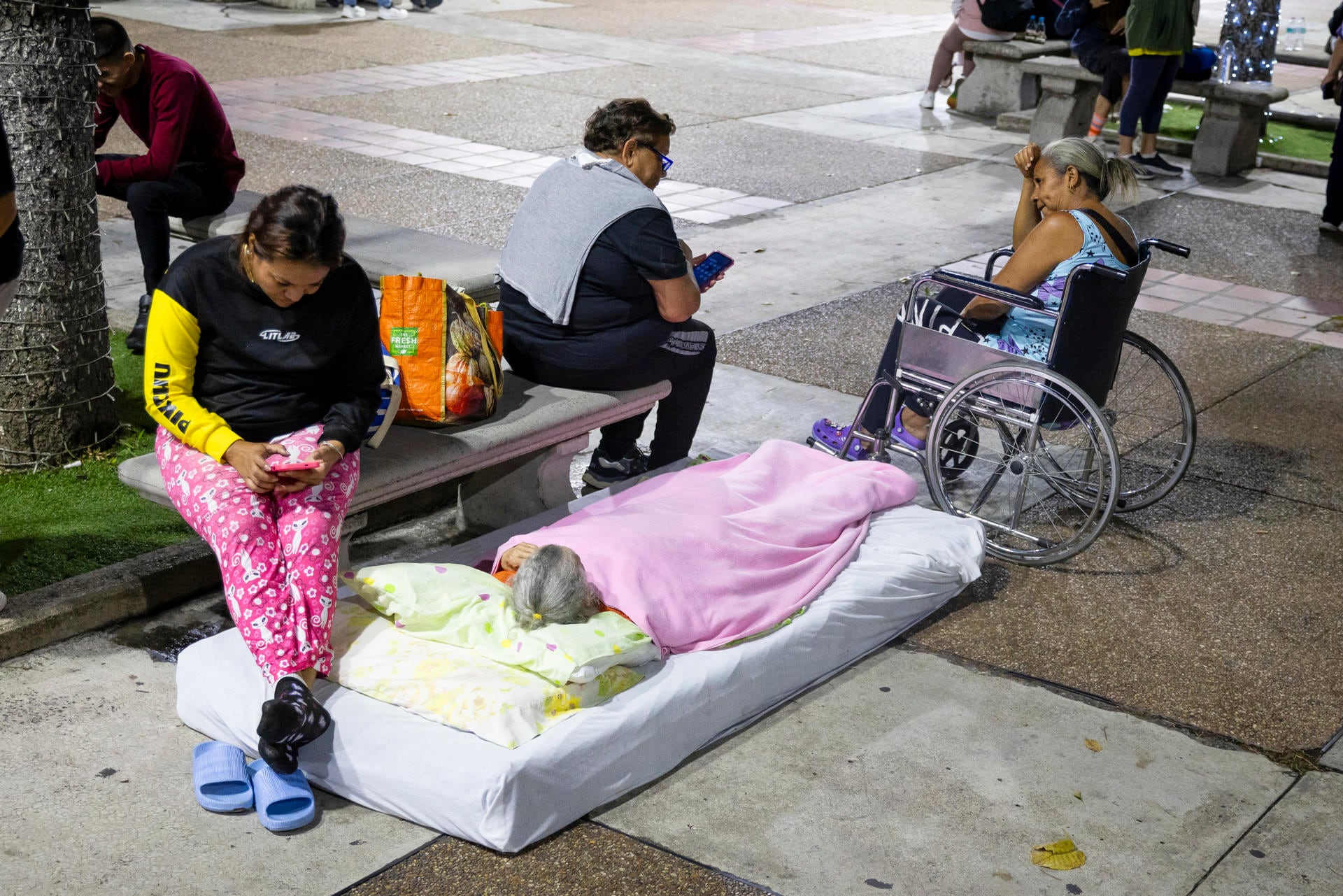 Personas duermen en la calle en Caracas tras los dos fuertes terremotos que sacudieron Venezuela. (EFE/ Rayner Peña R).