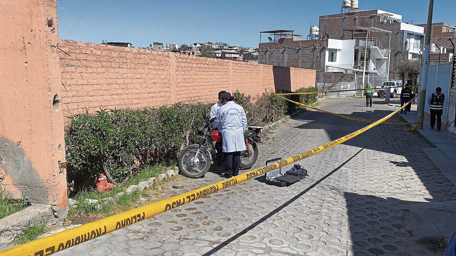 Los delincuentes abandonaron la motocicleta. Foto: GEC.