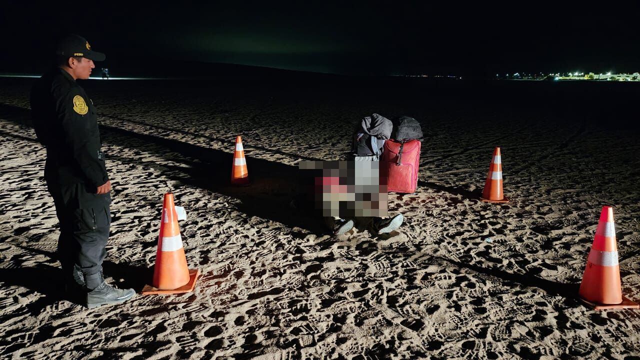 Policías acudieron a la pampa fronteriza y el varón hallado sin vida fue trasladado a la morgue de Tacna, donde permanece hasta el momento