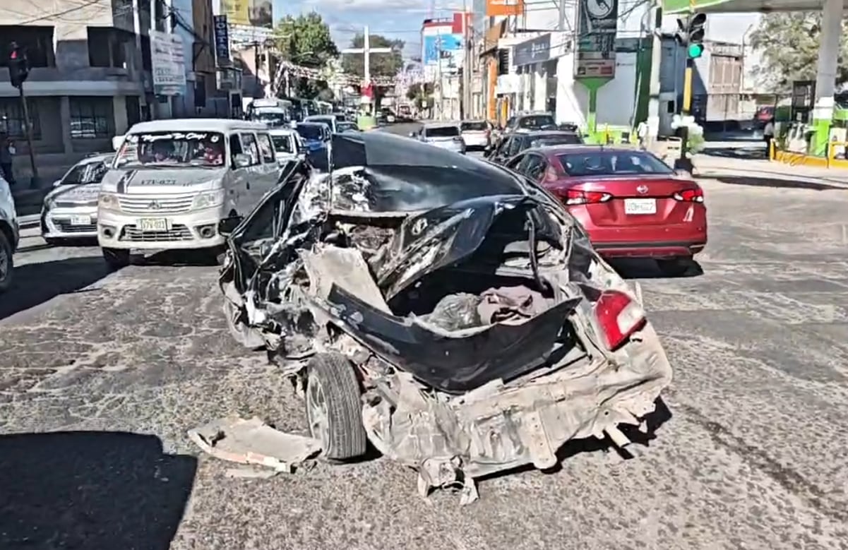 Dos heridos por choque de un bus del SIT a un auto en Cerro Colorado