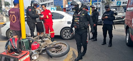Trujillo: Joven motociclista resulta herido tras chocar contra un auto
