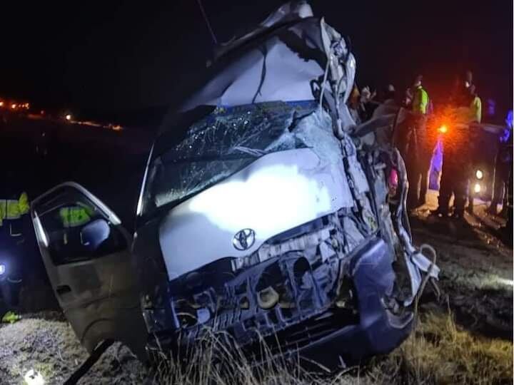 El vehículo combi de placa ZBI-966 y camión de matrícula C6K-912 protagonizaron el accidente. Los serenos, policías y el personal de salud llegaron al lugar para auxiliar a más de 10 heridos.