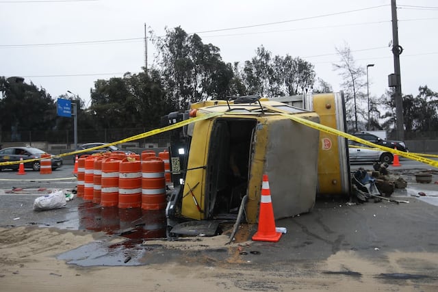 Camión se vuelca en la Vía de Evitamiento y provoca congestión vehicular en San Juan de Lurigancho