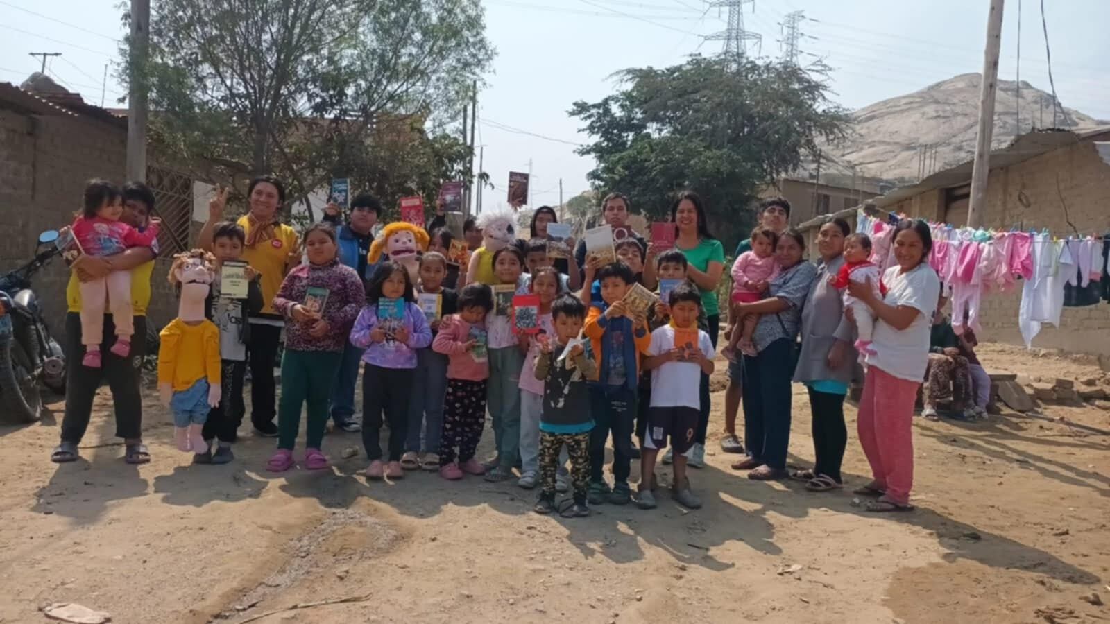 El evento se realizó en el comedor popular de la zona, donde se instaló una pequeña biblioteca que beneficiará a unos 50 niños, brindándoles recursos valiosos para sus tareas escolares y su desarrollo intelectual.