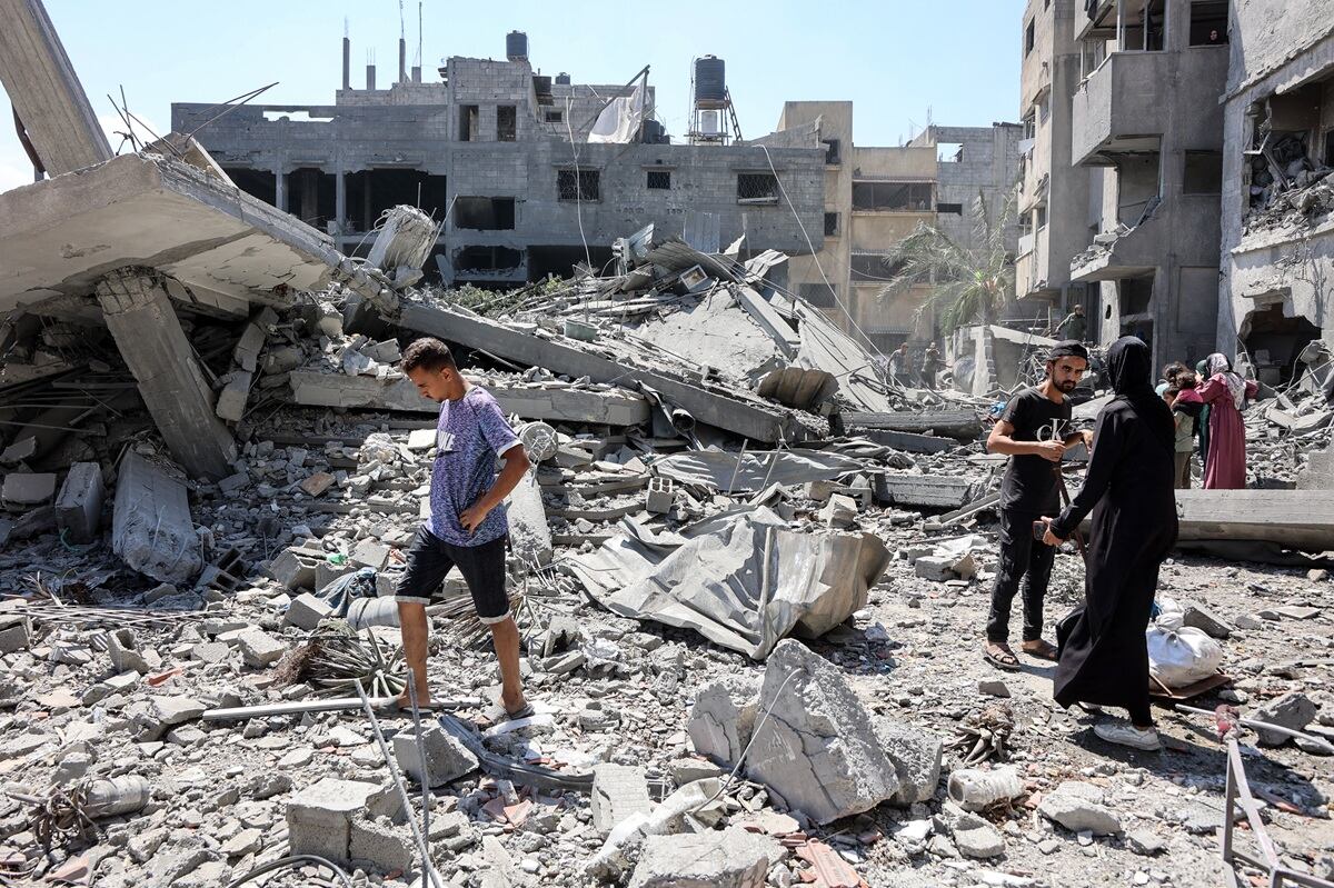 Palestinos revisan los escombros después de que otro ataque israelí arrasara la mezquita al-Tawheed Wal Sunna en Gaza. (Foto: Omar AL-QATTAA / AFP)