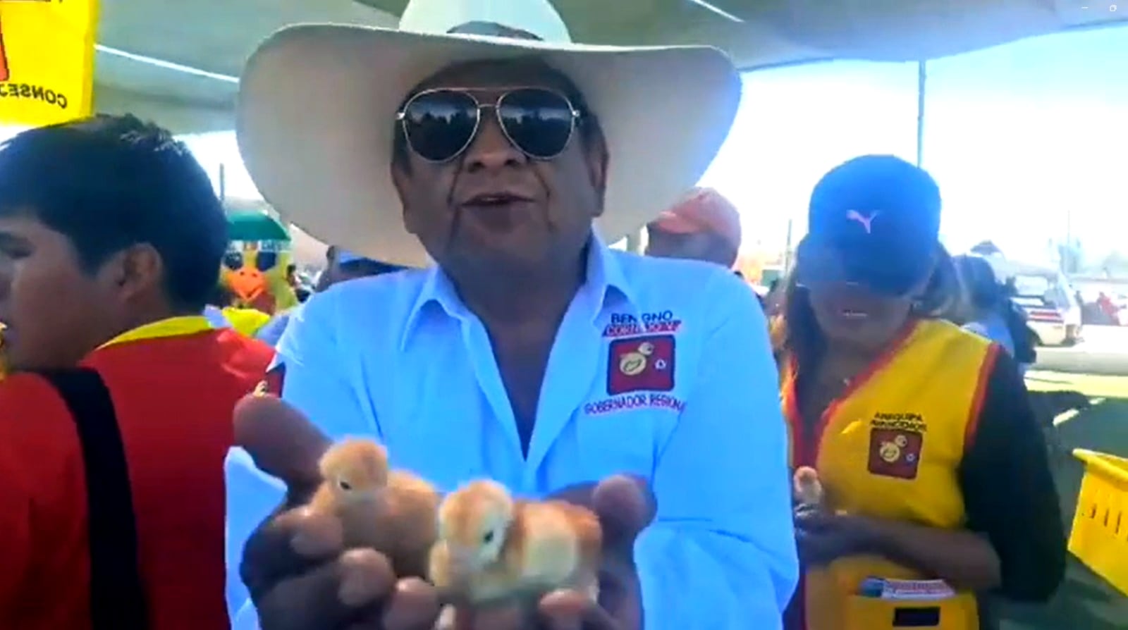 Candidatos de Arequipa Avencemos entregan pollos en Majes. Foto: Captura de video/Mejorada con IA.