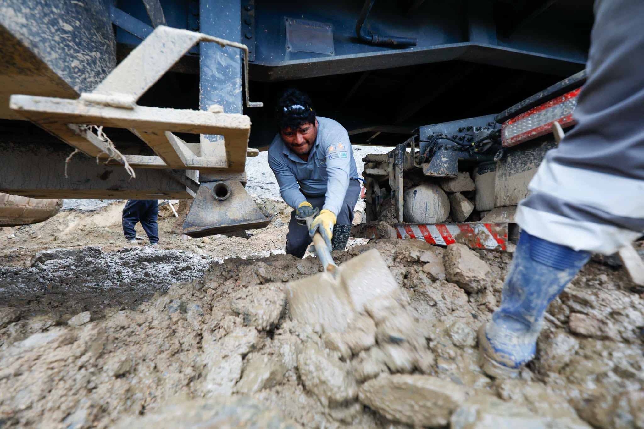 Transportistas retiran el lodo almacenado entre los vehículos con lampas (Foto. Gobierno Regional de Arequipa)