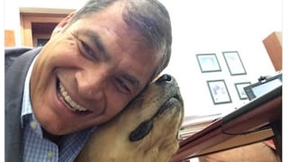 ​Rafael Correa causa polémica tras tomarse selfie con su mascota Melibea