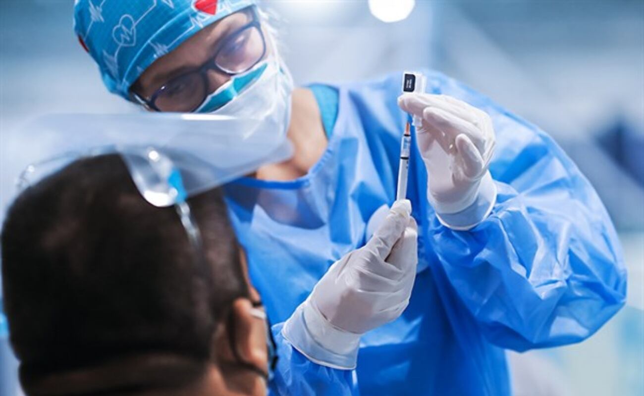 Si tuve COVID-19, cuántos días después puedo aplicarme la primera dosis de la vacuna bivalente