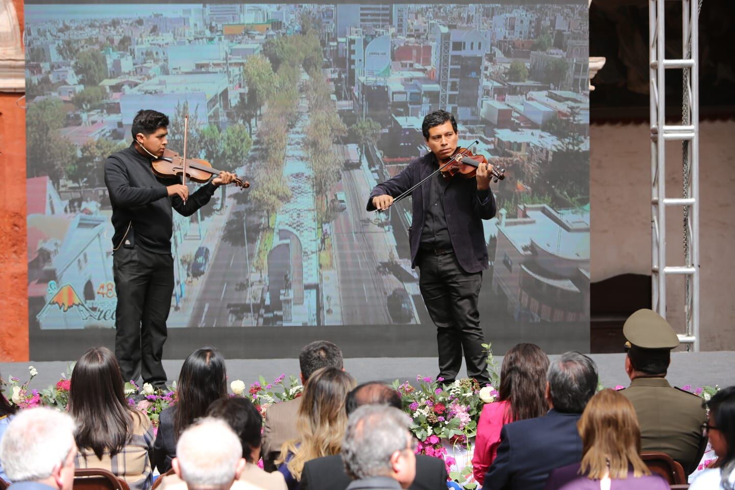 Músicos en violín tocaron canciones arequipeñas. (Foto: Leonardo Cuito)