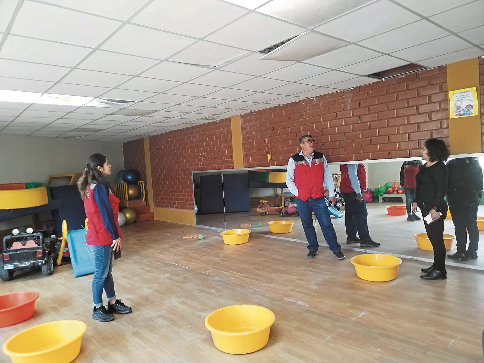 Verifican estado de infraestructura en colegio de Arequipa. Foto: GEC.