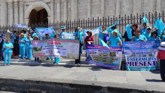 Profesionales de la salud en Arequipa protestan en la Plaza de Armas para exigir aumento de salario (VIDEO)