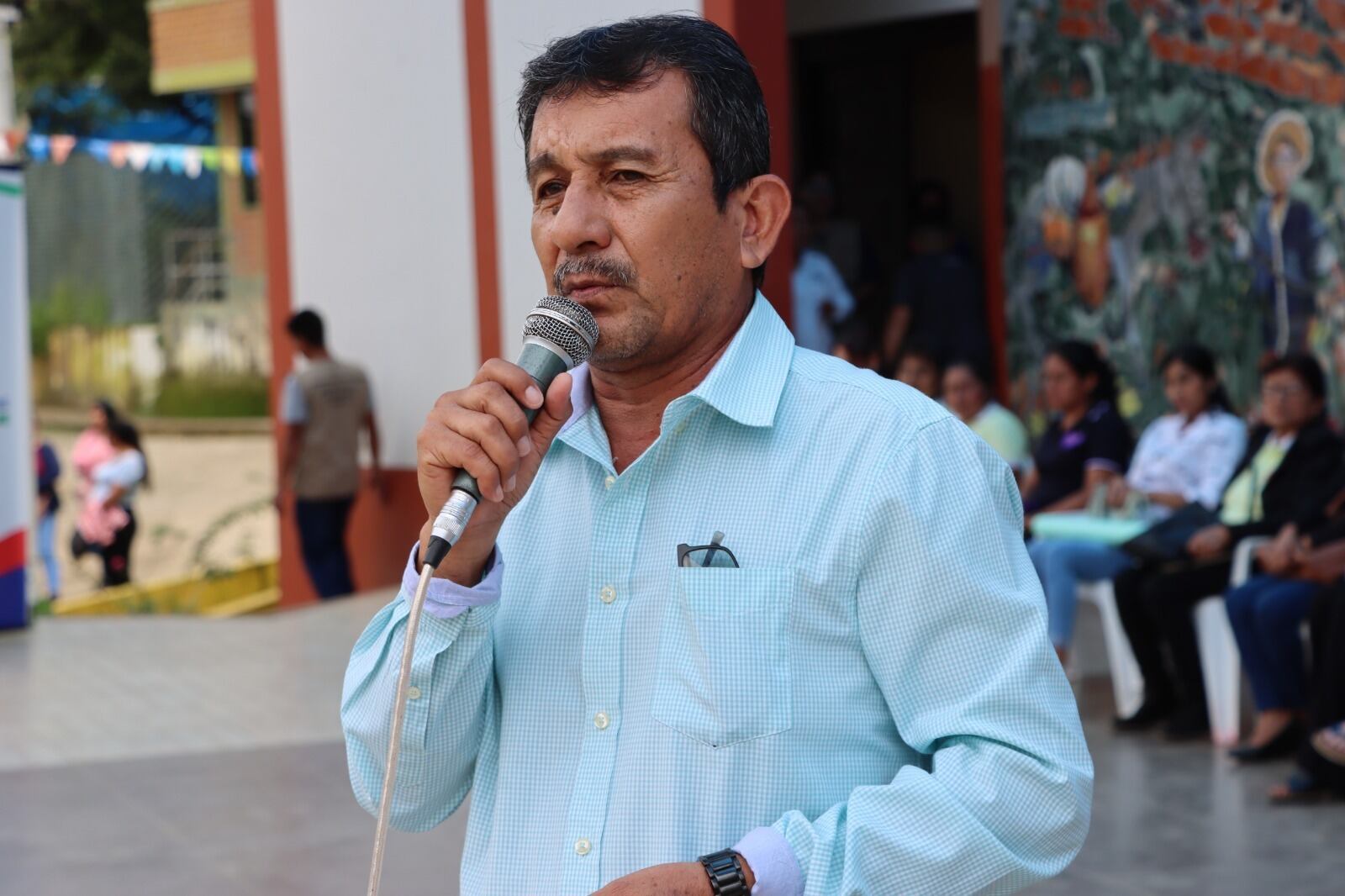 La mujer encontró el sobre debajo de su puerta. Al abrirlo, halló un papel bond con el mensaje que tenía el símbolo de la hoz y el martillo