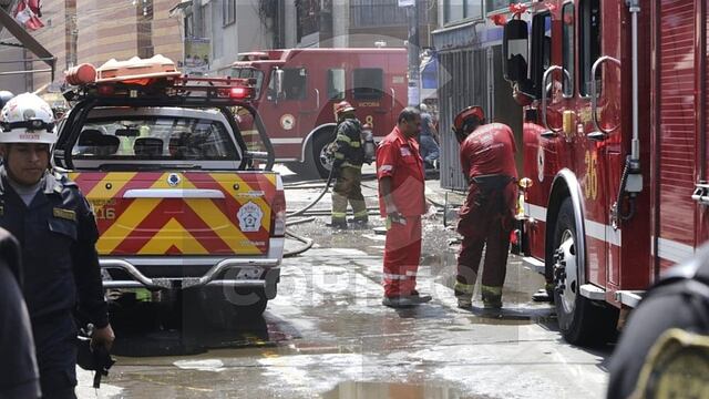 Centro de Lima: Bomberos controlan incendio en galería cerca a Mesa Redonda (VIDEO)