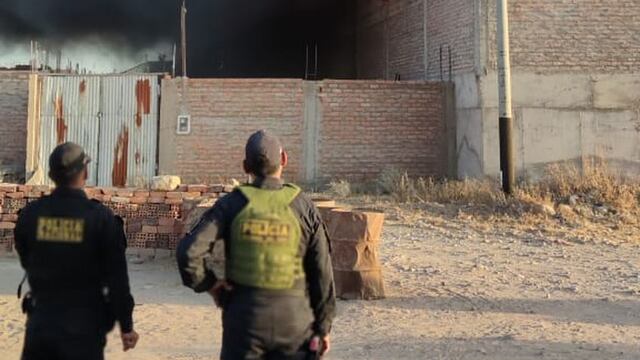 Incendio en fabrica de calzado causa temor en vecinos de Socabaya