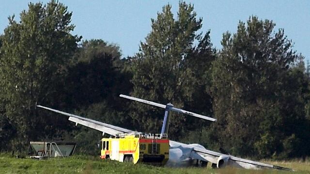 Avión aterriza en vía con intenso tránsito de automóviles y deja dos heridos