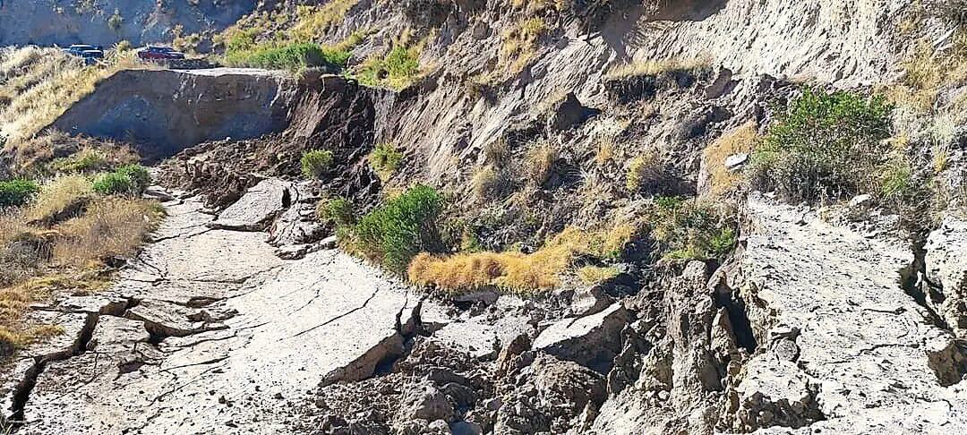Carretera se hundió y habilitan una vía alterna a nivel de trocha carrozable. Foto: GEC.