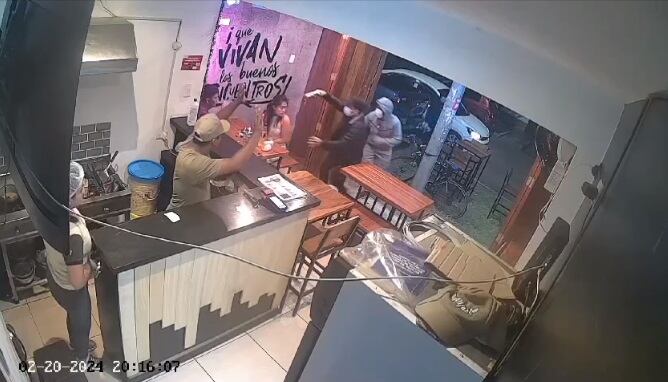 Los maleantes ingresaron raudamente en el local y tras apuntar con sus armas de fuego a los encargados del negocio y a los clientes procedieron a arrebatarles todos los objetos de valor.