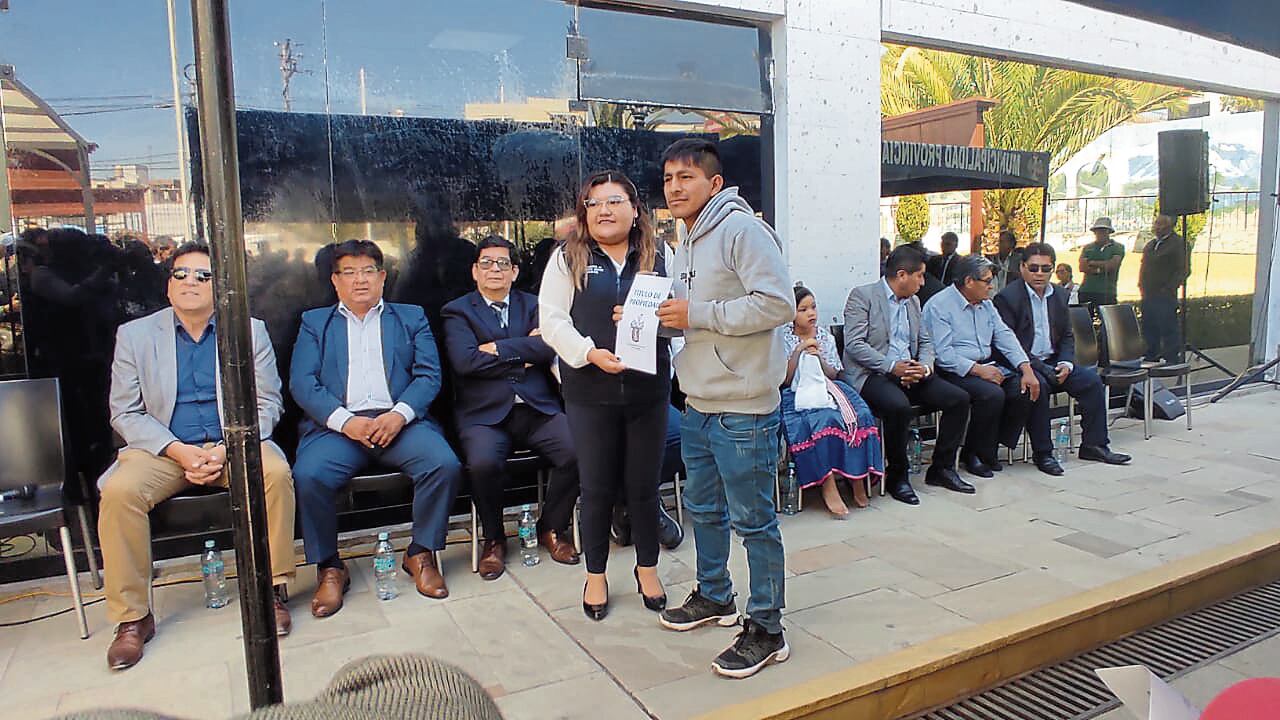 Entrega de título fue en Municipalidad Provincial de Arequipa. Foto: GEC.