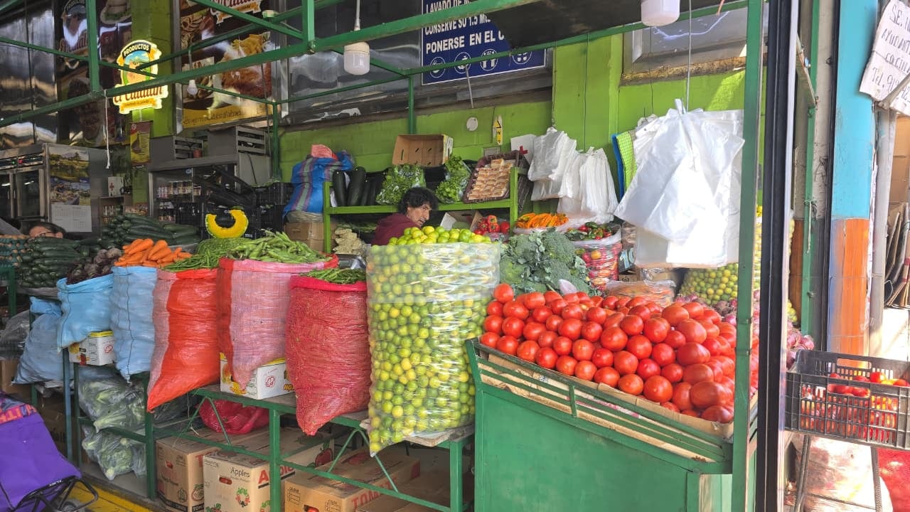 Verduras y carnes en el mercado Nueva Aurora, en Arequipa. (Foto: Yunsu Pariapaza/@photo.gec)