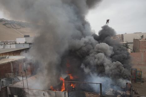Incendio en vivienda de Villa El Salvador fue controlado tras intensa labor de bomberos