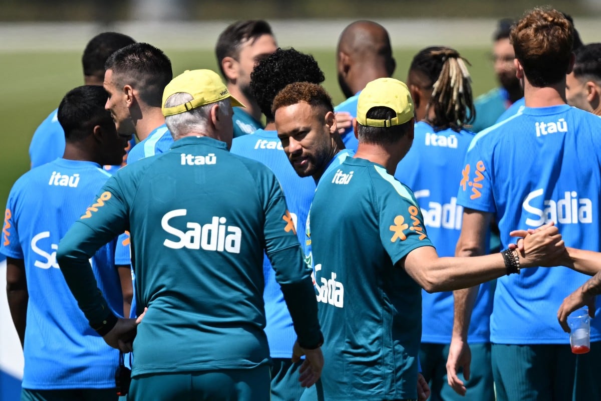 Brazil's forward #10 Neymar (C) speaks with Brazil's Italian head coach Carlo Ancelotti during a training session at the Columbia Park Training Facility in Morristown, New Jersey on June 21, 2026, during the 2026 World Cup football tournament. (Photo by MAURO PIMENTEL / AFP)
