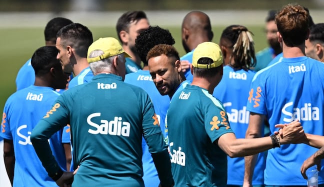 Brazil's forward #10 Neymar (C) speaks with Brazil's Italian head coach Carlo Ancelotti during a training session at the Columbia Park Training Facility in Morristown, New Jersey on June 21, 2026, during the 2026 World Cup football tournament. (Photo by MAURO PIMENTEL / AFP)