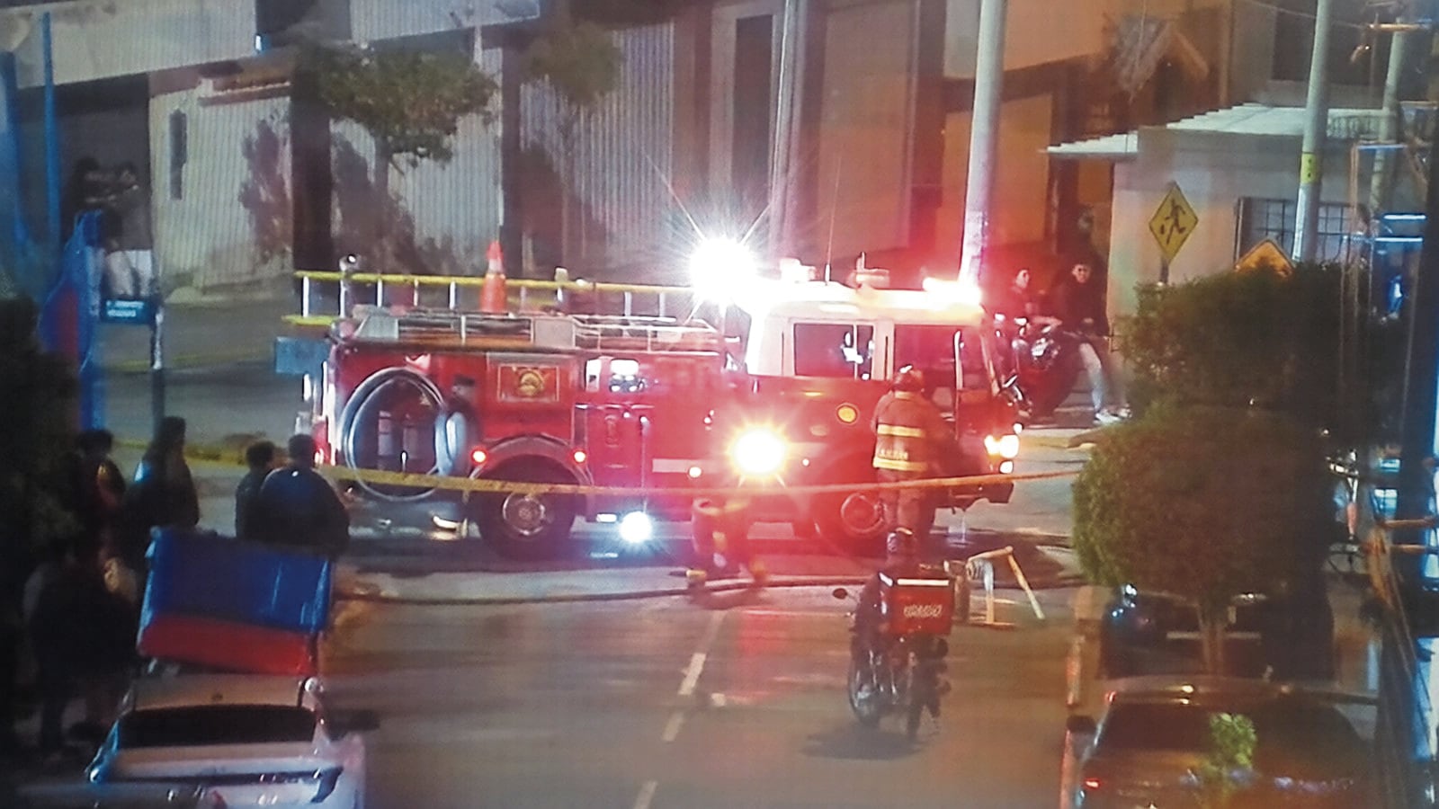 Incendio en local ocurrió a espaldas del estadio La Tomilla, en Cayma. Foto: Compañía de bomberos.