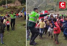 Huancavelica: Policías llevan juguetes a niños y bailan a ritmo de Huaylarsh (VIDEO)
