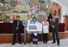 Reconocen y premian a trabajadora de limpieza por evitar que joven salte del puente Grau de Arequipa (VIDEO)