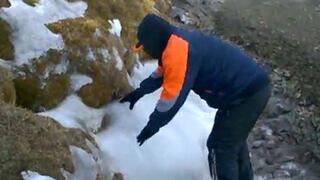 Huancavelica: ​Riachuelo se congela  por frío que llega  a los 10 grados bajo cero (VIDEO)