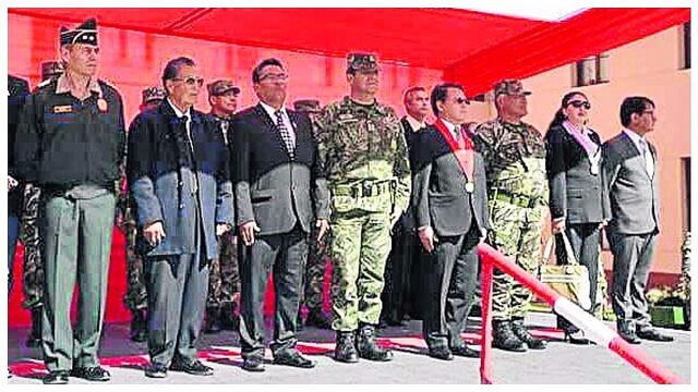 ​En ceremonia comandante del Ejército Peruano recibe reconocimiento