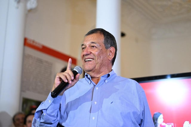 El candidato por partido "Buen Gobierno", Jorge nieto, recibió el flash electoral en su local en el centro de Lima. (Fotos: Paloma del Solar /@photo.gec)