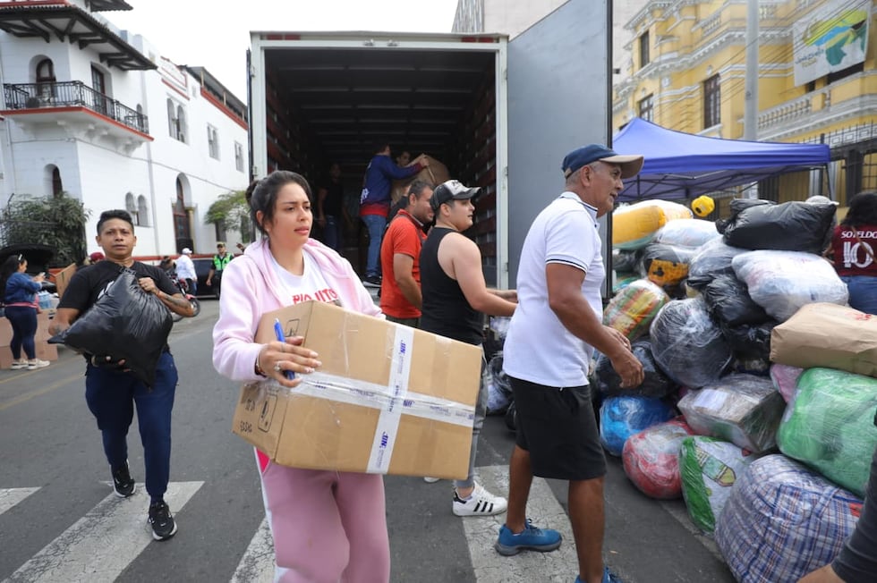Cientos de peruanos y venezolanos acudieron a la Embajada de Venezuela para donar ayuda humanitaria destinada a los damnificados por los terremotos