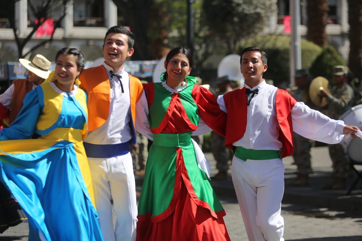 Institutos profesionales danzaron en la Plaza de Armas. (Foto: Leonardo Cuito)