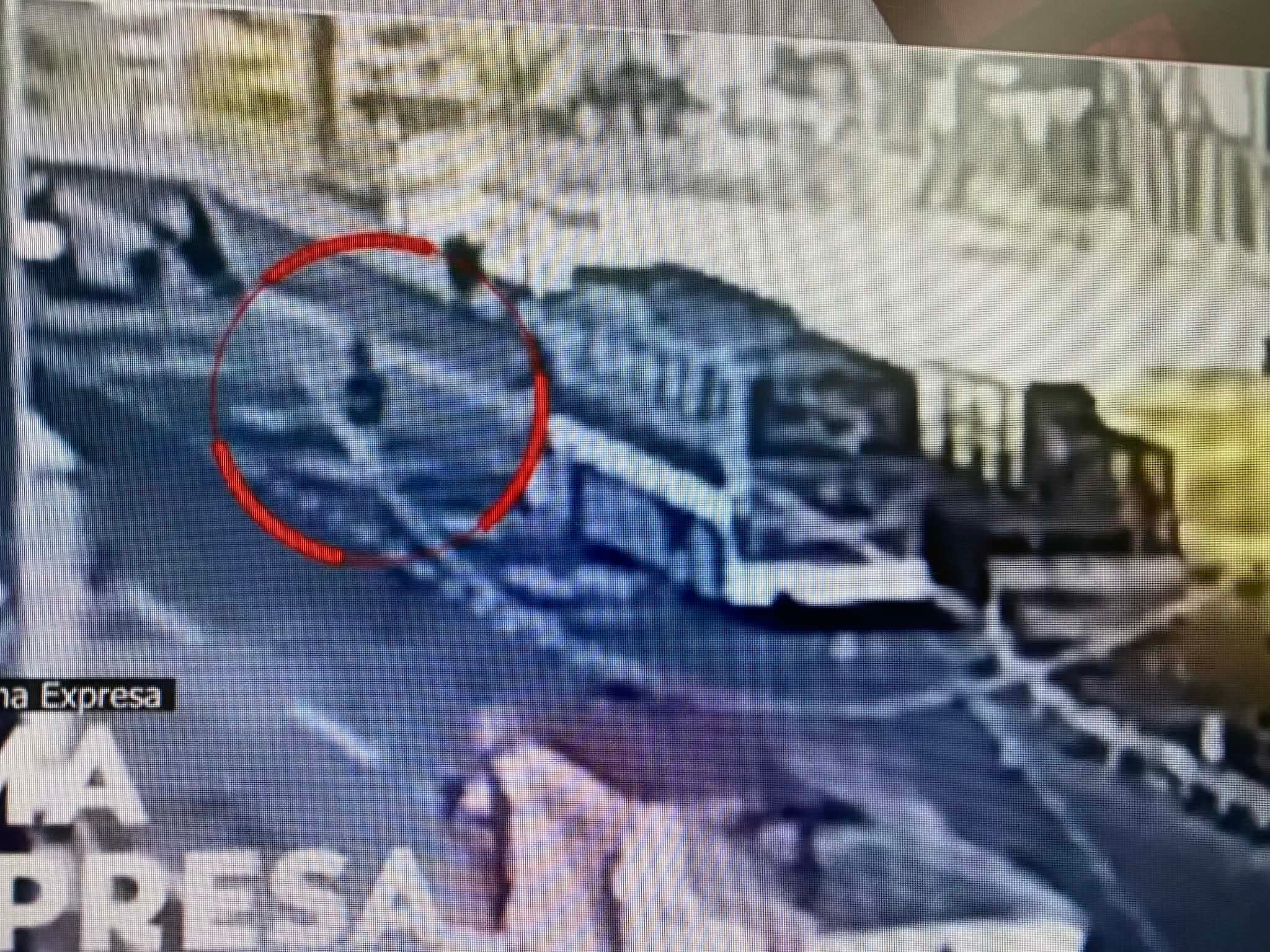 Víctima sufrió graves quemaduras luego de que delincuentes lanzaran gasolina y un artefacto incendiario dentro del vehículo que conducía. FOTO: CAPTURA AMÉRICA NOTICIAS