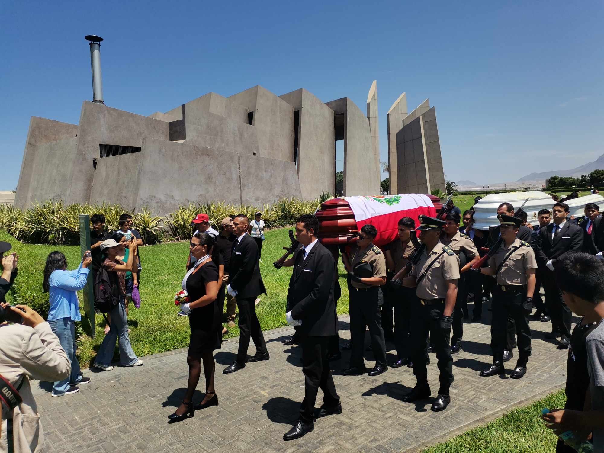 Pareja y niña fueron sepultados en El Remanso. (Foto: Alan Benites)