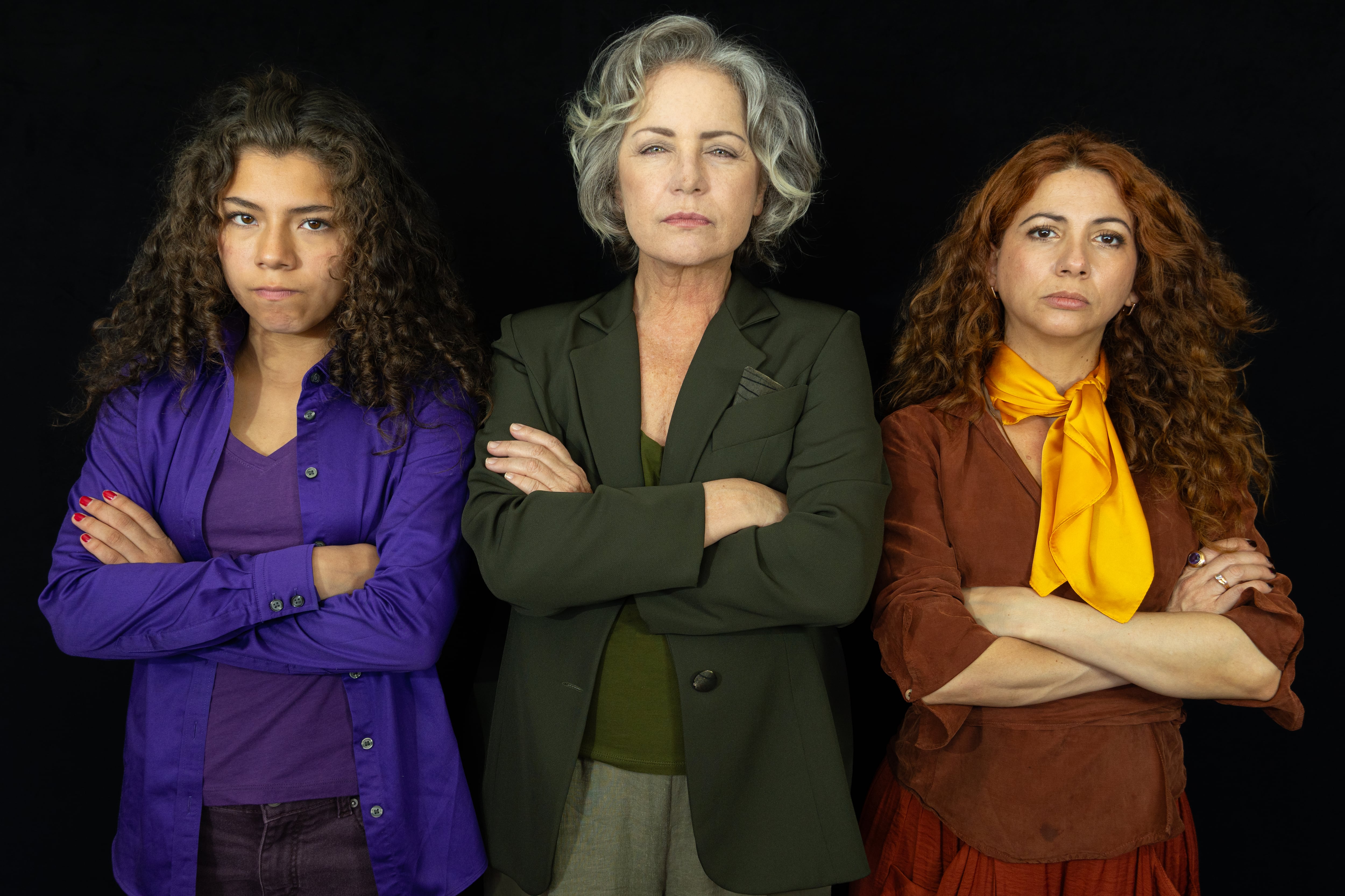 La comedia propone un juego escénico sobre el tiempo, las decisiones y los lazos familiares, interpretado por Diana Quijano, Lia Camilo y Luciana Giraldo.