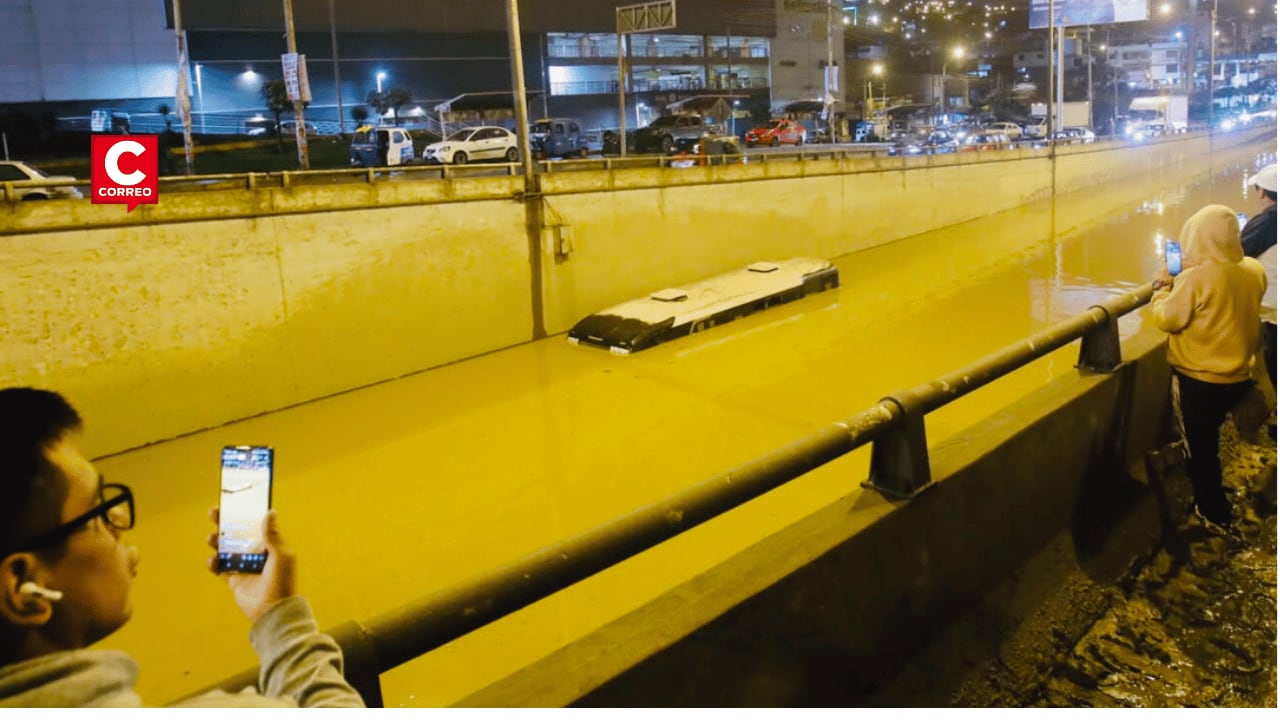 Un bus de transporte público quedó inmovilizado por la acumulación de agua en el bypass del óvalo Nueva Esperanza, en la avenida Pachacútec. Los pasajeros tuvieron que abandonar la unidad. (Fotos: César Grados/GEC)