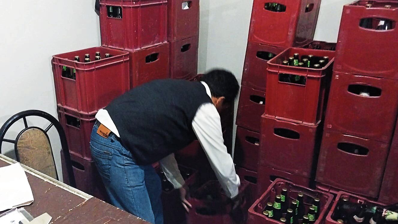 Cajas de cerveza fueron decomisadas de locales nocturnos. (Foto: Difusión)