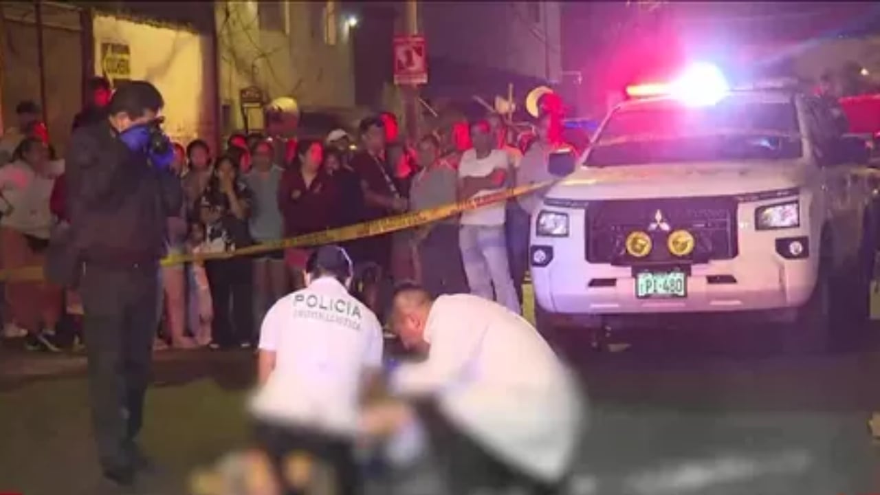 La víctima, de nacionalidad venezolana y madre de cuatro hijos, fue atacada cuando había salido a comprar un medicamento. Cámaras de seguridad registraron una discusión previa al crimen ocurrido cerca del cerro San Cosme. (Imagen: América Noticias)
