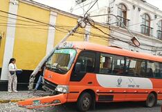 Bus del SIT choca a poste y pasajeros se salvan de morir en Arequipa
