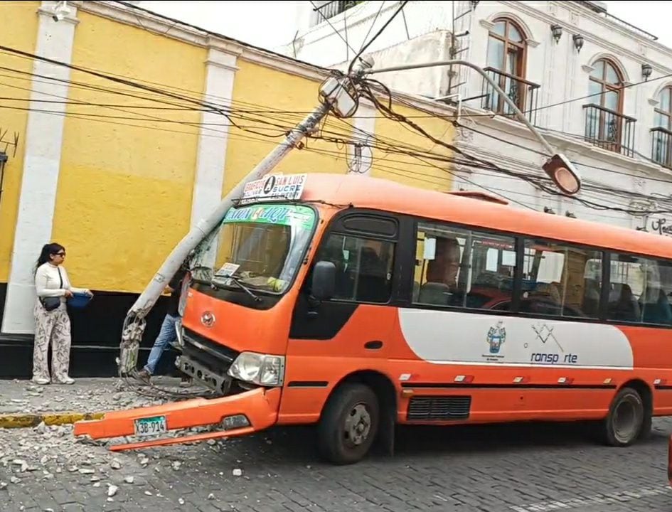 El poste de alumbrado público quedó colgado a los cables de electricidad