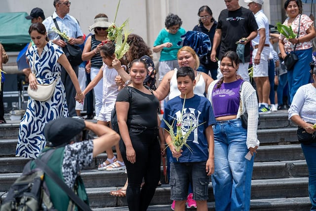 Domingo de Ramos: fieles y el Cristo Cholo recorren la Catedral y Plaza de Armas de Lima. (Fotos: Paloma del Solar/GEC)