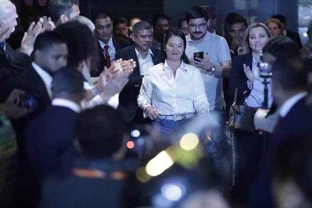 Keiko Fujimori saluda a sus simpatizantes tras pronunciarse sobre el conteo rápido (Fotos: Julio Reaño/GEC)