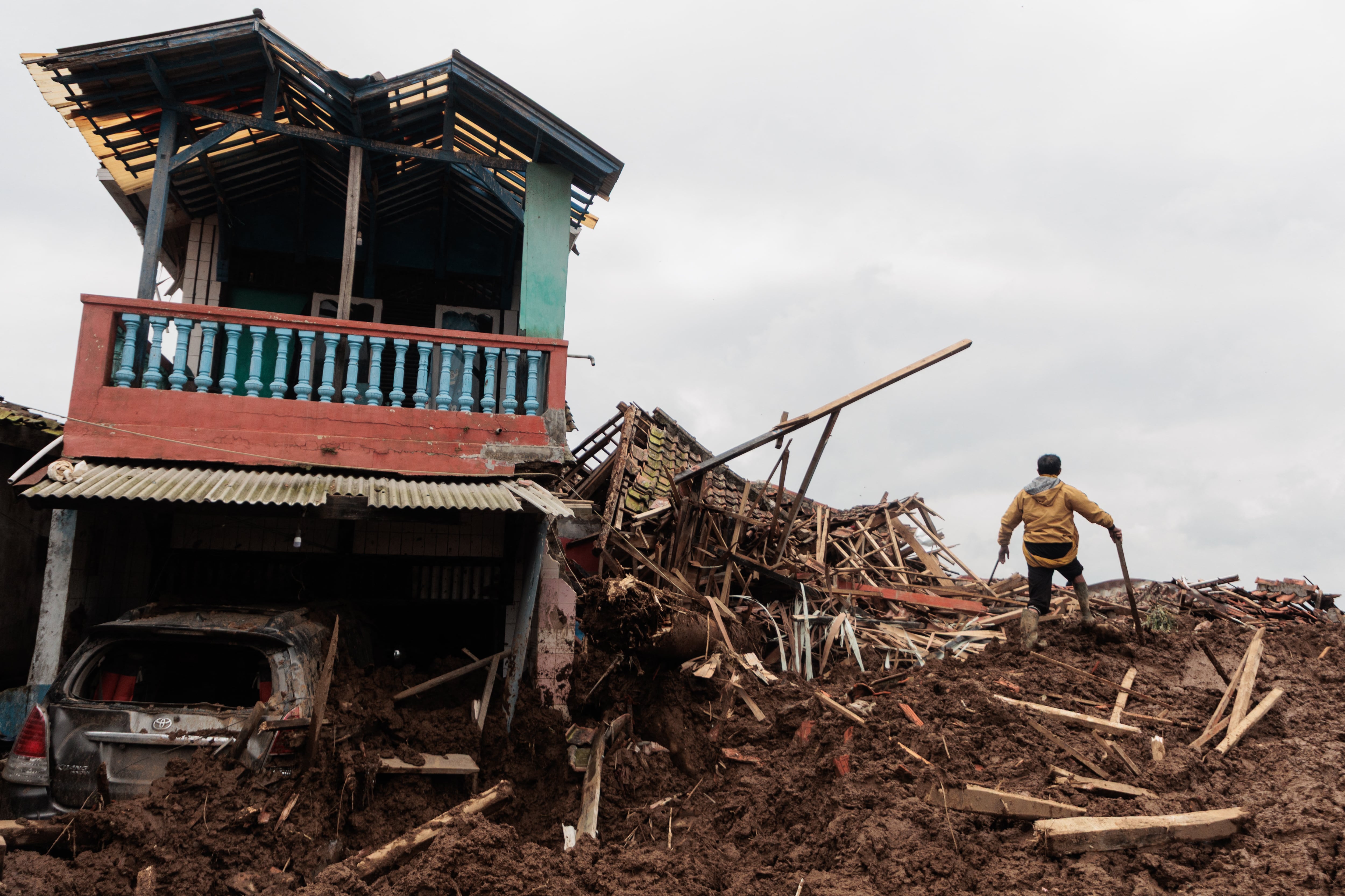 El desastre ocurrió en Pasirlangu y dañó más de 50 viviendas. Los rescatistas trabajan con cautela ante el riesgo de nuevos derrumbes. (Photo by Aditya Aji / AFP)